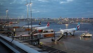 Maschinen verschiedener Fluggesellschaften werden am Flughafen Hamburg abgefertigt. © dpa Foto: Christian Charisius