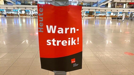 Kurz nach Beginn eines Warnstreiks ist der Flughafen Hamburg menschenleer. © NDR Foto: Anna Rüter