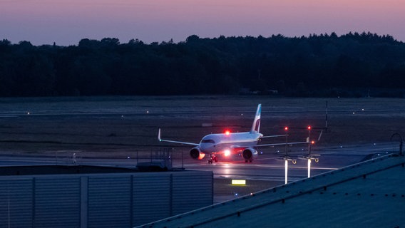 Ein Flugzeug kommt am späten Abend am Hamburger Flughafen an. © Bodo Marks/dpa 