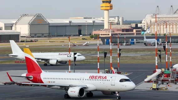 Flugzeuge stehen am Hamburger Flughafen in Warteposition. © picture alliance / dpa Foto: Bodo Marks