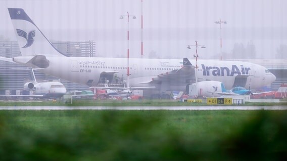 Ein Flugzeug der Iran Air steht auf dem Flughafen Hamburg. © picture alliance Foto: Jonas Walzberg