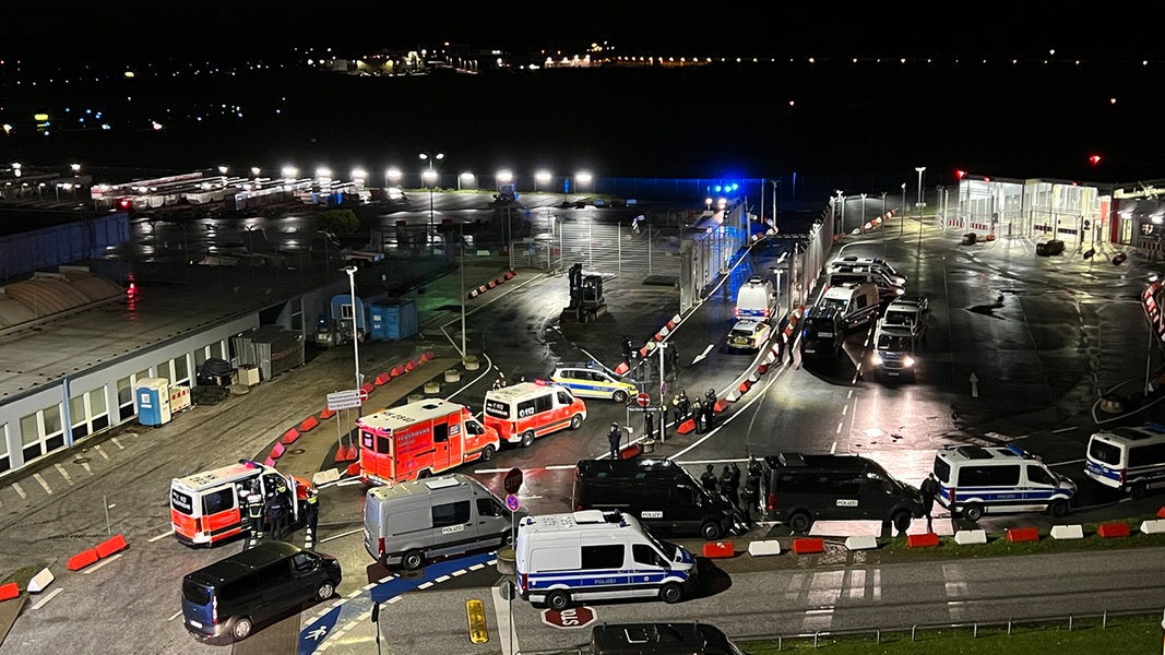 Polizei und Rettungswagen stehen am Flughafen Hamburg.