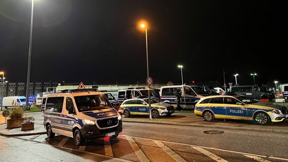 Mehrere Einsatzwagen der Polizei am Flughafen Hamburg. © NDR Foto: Ingmar Schmidt