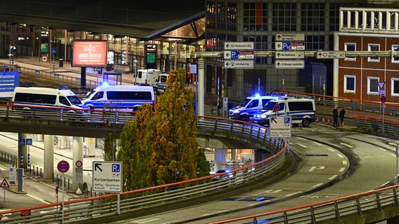 Der Hamburger Flughafen ist nach dem Eindringen eines Fahrzeugs auf das Gelände gesperrt worden © picture alliance/dpa | Jonas Walzberg Foto: Jonas Walzberg