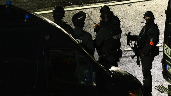 Bewaffnete Polizisten sind am Flughafen im Einsatz. © picture alliance/dpa | Jonas Walzberg Foto: Jonas Walzberg