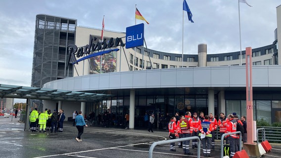 Einsatzkräfte des Deutschen Roten Kreuzes stehen vor dem Hotel Radisson Blu, in dem Passagiere des Hamburger Flughafens untergebracht wurden. © picture alliance/dpa | Stephanie Lettgen Foto: Stephanie Lettgen