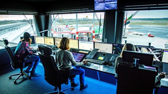 Bodenlotsen arbeiten im Tower des Hamburger Flughafens. © picture alliance/dpa Foto: Axel Heimken