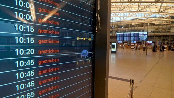 Eine Info·tafel am Hamburger Flughafen zeigt: Alle Flüge sind gestrichen. © picture alliance Foto: -