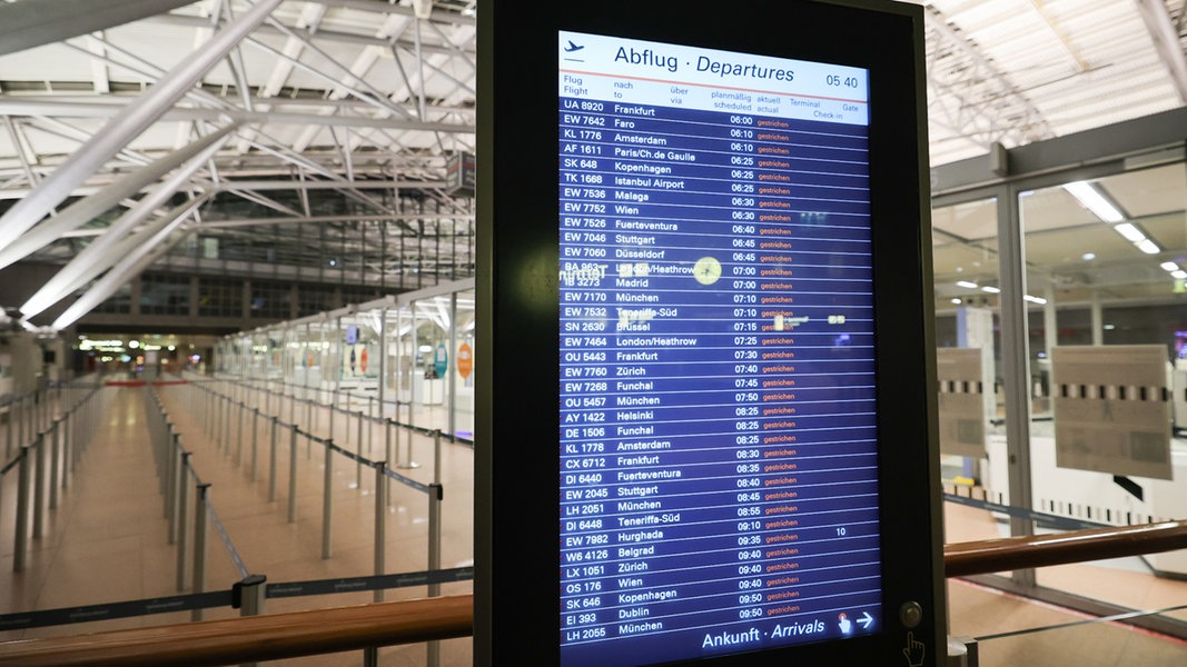 Auf der Anzeigetafel vor der Sicherheitskontrolle im Flughafen Hamburg sind alle Abflüge gestrichen.