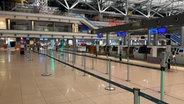 Ein Terminal des Hamburger Flughafens ist zu Beginn eines Warnstreiks menschenleer. © NDR Foto: Anna Rüter