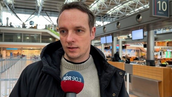 André Kretschmar von der Gewerkschaft ver.di gibt ein Interview in einem Terminal des Hamburger Flughafens. © NDR Foto: Anna Rüter