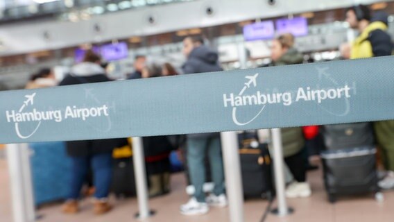 Pasażerowie ustawiają się w kolejce przy stanowiskach odprawy w Terminalu 1 na lotnisku w Hamburgu.  © Picture Allianz / DPA Foto: Bodo Marx