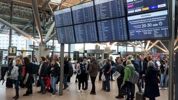Menschen stehen am Hamburger Flughafen in Warteschlangen. (Archivbild) © picture alliance /ABB 