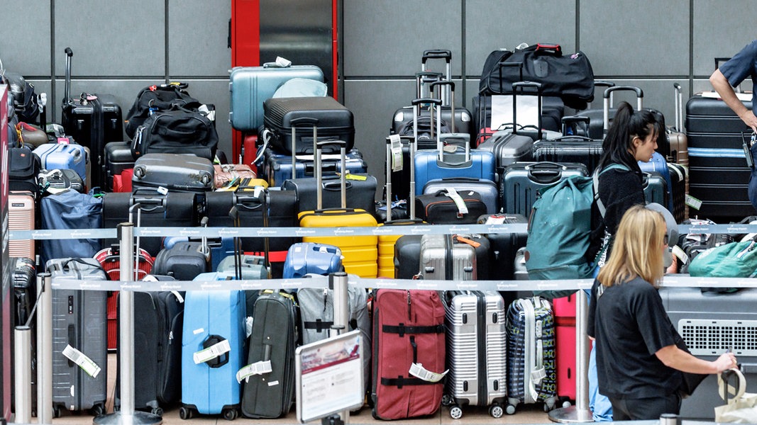 Fluggepäck liegt an einem Sammelpunkt in einer Abflughalle des Flughafens Hamburg. Wegen eines Ausfalls der Gepäckanlage muss das Fluggepäck von Hand sortiert und dann zu den Maschinen gebracht werden.