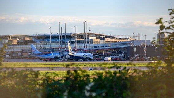 Zwei Flugzeuge stehen vor einem Terminal des Hamburger Flughafens. © picture alliance/dpa Foto: Jonas Walzberg