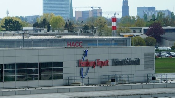 Der Schriftzug "Hamburg Airport Helmut Schmidt" hängt an einem Terminal am Flughafen. © picture alliance Foto: Marcus Brandt