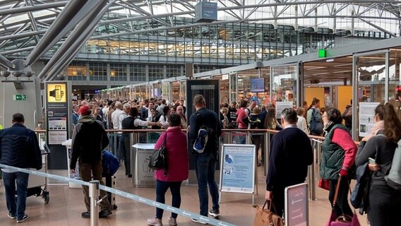 Viele Reisende warten vor der Sicherheitskontrolle im Hamburger Flughafen. © NDR Foto: Karsten Sekund