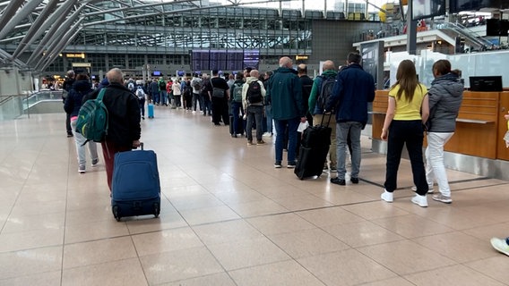 Viele Reisende warten vor der Sicherheitskontrolle im Hamburger Flughafen. © NDR Foto: Karsten Sekund