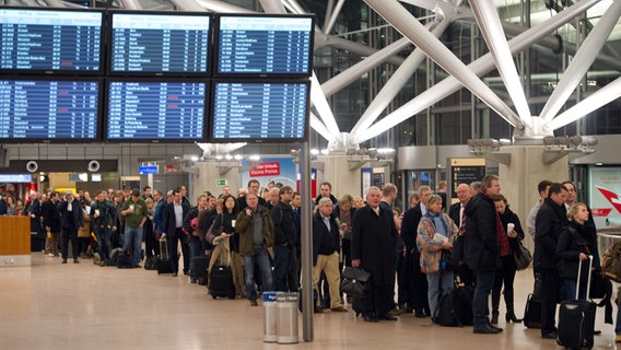 Lange Warteschlangen am Hamburger Flughafen wegen eines Streiks © dpa Foto: Axel Heimken