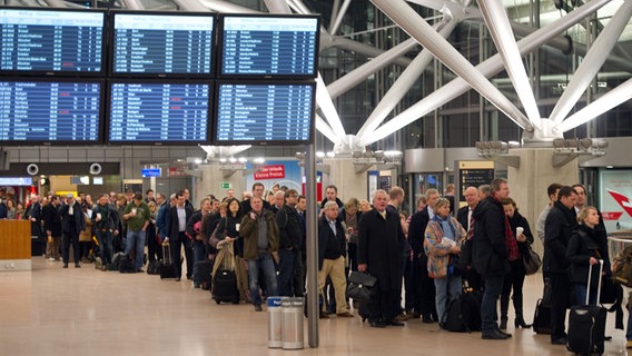 Lange Warteschlangen am Hamburger Flughafen wegen eines Streiks Lange Warteschlangen am Hamburger Flughafen wegen eines Streiks © dpa Foto: Axel Heimken