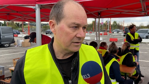 Lars Stubbe, Gewerkschaft ver.di, spricht in einem Interview. © NDR Foto: Anna Rüter