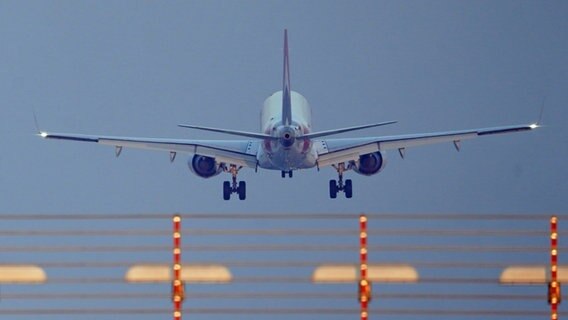 Ein Passagierflugzeug landet auf dem Hamburger Flughafen. © picture alliance / dpa Foto: Marcus Brandt