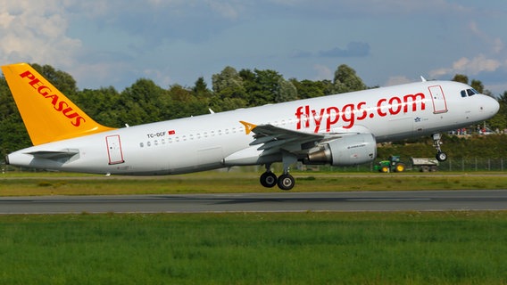 Ein Airbus A320 der Pegasus Airlines auf dem Flughafen Hamburg.  Foto: Markus Mainka