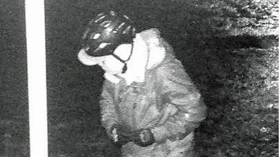 Die Polizei sucht mit einem Foto nach einem Mann, der Autos zerkratzt haben soll. © Polizei Hamburg 