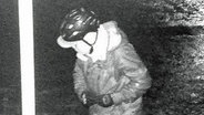 Die Polizei sucht mit einem Foto nach einem Mann, der Autos zerkratzt haben soll. © Polizei Hamburg 