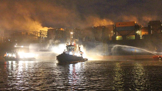 Ein Löschboot vor dem brennenden Frachter "Atlantic Cartier" in Hamburg. © dpa-bildfunk Foto: Marco Braun