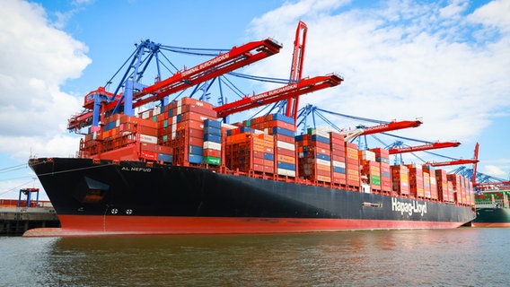 Das Containerschiff "Al Nefud" der Reederei Hapag-Lloyd liegt am Containerterminal Burchardkai im Hafen Hamburg. © picture alliance / dpa Foto: Christian Charisius