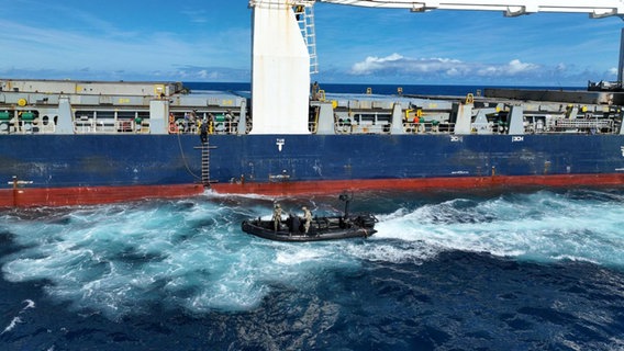 Frachter "Basilisk" wird vor Piraten verteidigt. © EU Naval Force 
