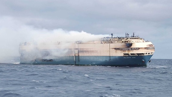 Aus dem mit Autos beladenen Frachter "Felicity Ace" steigt Rauch auf. © picture alliance/AA | Portuguese Naval Forces/Handout 