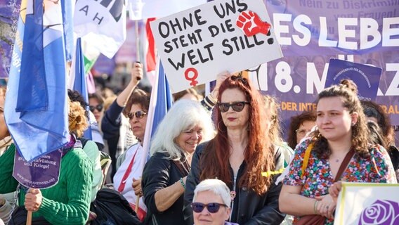 Eine Teilnehmerin einer Demonstration zum Frauentag hält auf dem Rathausmarkt ein Tranaparent mit der Aufschrift ·Ohne uns steht die Welt still. © dpa-bildfunk Foto: Georg Wendt