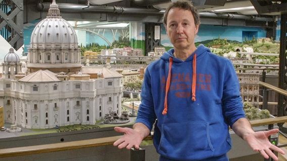 Miniaturwunderland Mitgründer Frederik Braun steht in seinem besucherleeren Wunderland. © NDR/Screenshot 