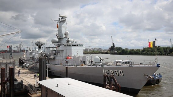 Die Belgische Fregatte "BNS Leopold I" hat im Hafen an der Überseebrücke festgemacht. © picture alliance/dpa | Christian Charisius Foto: Christian Charisius