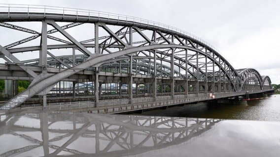 Die Freihafenelbbrücke an der Elbe in Hamburg. © picture alliance / dpa Foto: Jonas Walzberg