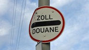Ein Schild mit der Aufschrift "Zoll - Douane" © NDR Foto: Daniel Sprenger