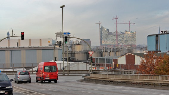 Hinter den Industriebauten im Freihafen ragen Elbphilharmonie und Michel auf. © NDR Foto: Daniel Sprenger