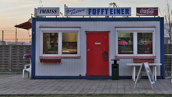 Der Imbiss "Zum lütten Foffteiner" in einem Container im Freihafen. © NDR Foto: Daniel Sprenger