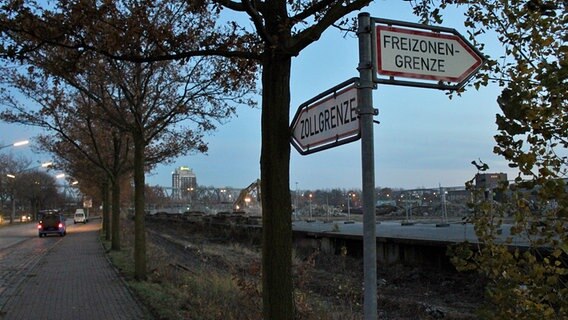 In der Hafencity weist ein Schild auf die Freizonengrenze hin. © NDR Foto: Daniel Sprenger