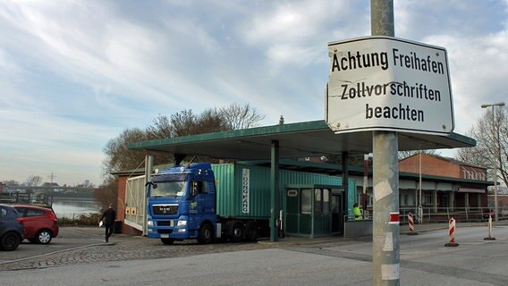 An der Zollstation in Wilhelmsburg steht ein Lkw, davor weist ein Schild auf den Freihafen hin: "Zollvorschriften beachten". © NDR Foto: Daniel Sprenger