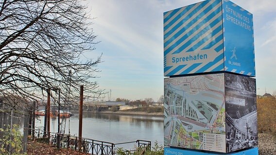 Eine Informationstafel am Spreehafen weist auf die Pläne zur Öffnung für Besucher hin. © NDR Foto: Daniel Sprenger