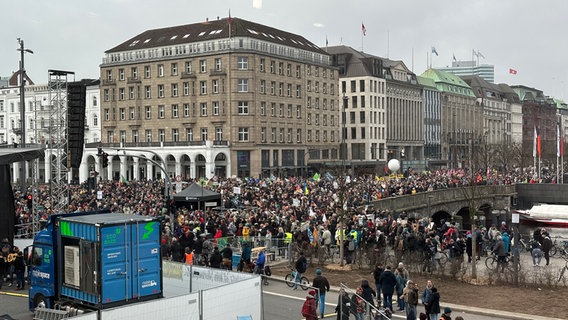 Klima-Streik von "Fridays for Future" am Jungfernstieg. © NDR Foto: Karsten Sekund
