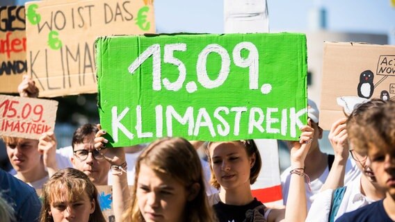 Ein Schild mit der Aufschrift "15.09. Klimastreik". © Christoph Soeder/dpa Foto: Christoph Soeder