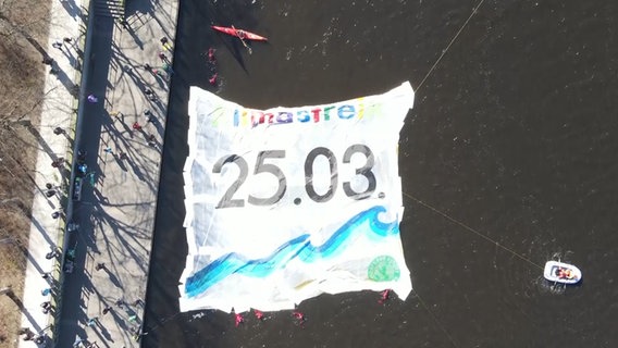 Die Klimabewegung Fridays for Future hat am Sonnabend ein 400 Quadratmeter großes Banner mit der Aufschrift "Klimastreik 25.03." auf der Hamburger Binnenalster zum Schwimmen gebracht. © TeleNewsNetwork Foto: Screenshot