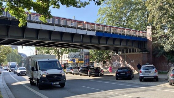 Eine U-Bahnbrücke über der Fuhlsbüttler Straße. © NDR Foto: Reinhard Postelt
