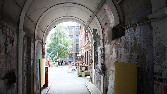 Ein Blick durch einen Torbogen ins Gängeviertel in Hamburg. © NDR.de Foto: Marc-Oliver Rehrmann