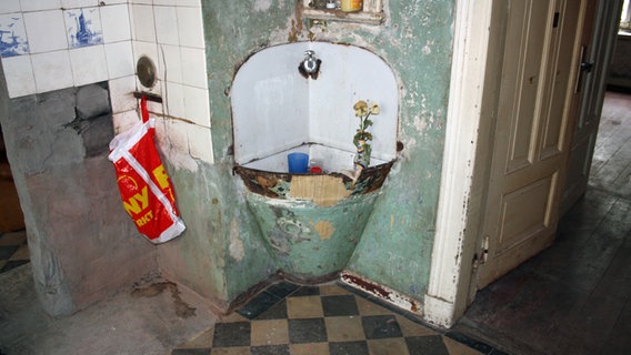 Das alte Waschbecken in einer Wohnung im Hamburger Gängeviertel © NDR.de Foto: Marc-Oliver Rehrmann