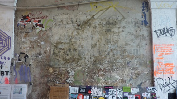 Auf einer Wand im Gängeviertel ist eine alte Schrift erhalten © NDR.de Foto: Marc-Oliver Rehrmann